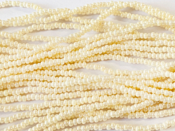 ライトエッグシェル（11/0） チェコ製 （糸通し約３M）