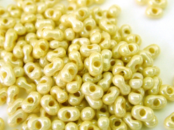 ファルファーレビーズ　2x4mm キャメルクリーム