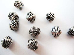 メタリックビーズ（ブラスピラミッド） 5ｍｍ　アンティークシルバー