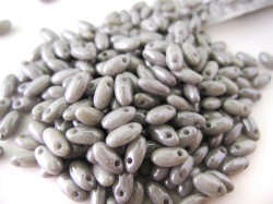 Rizoビーズ 2.5x6mm グレイラスター　 約22g/ケース