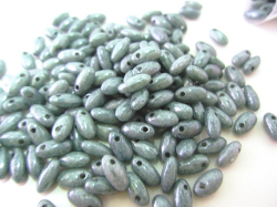 Rizoビーズ 2.5x6mm グリーンラスター　 約22g/ケース