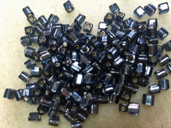 スクエアビーズ 3mm（シルバーライン/モンタナ)