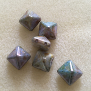 ２ホール・ピラミッド STUD　12mm （ブルートラバーチン/ホワイト）