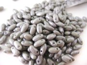 Rizoビーズ 2.5x6mm グレイラスター　 約22g/ケース