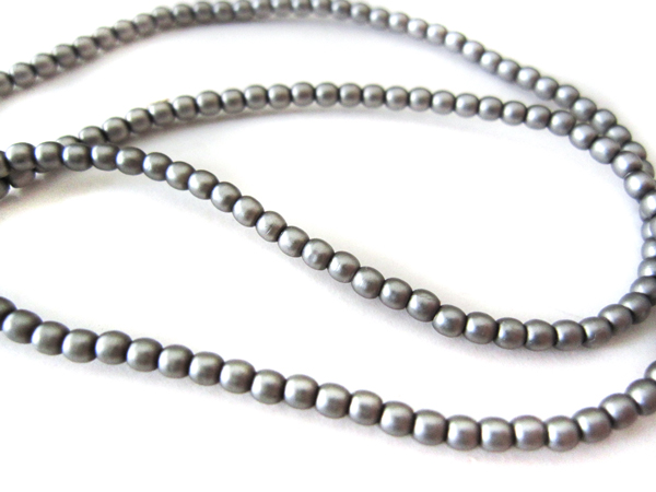 ガラスパール2mm マットシルバー 糸通し 約147～150個/本