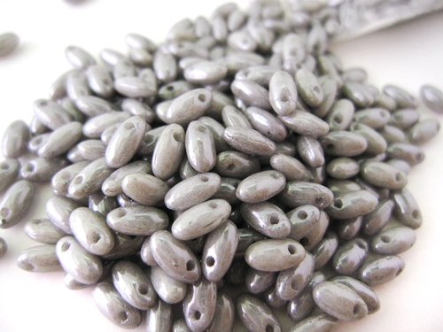 Rizoビーズ 2.5x6mm グレイラスター　 約22g/ケース