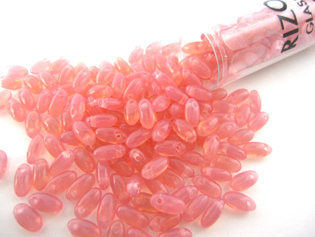 Rizoビーズ 2.5x6mm ローズ　 約22g/ケース