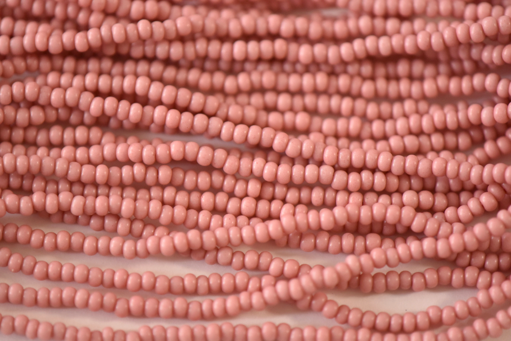 オペイクピンク（11/0） チェコ製 （糸通し約３M）