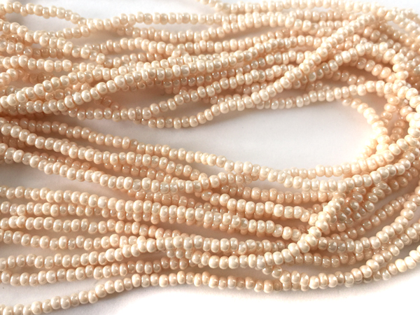 エッグシェル（11/0） チェコ製 （糸通し約３M）