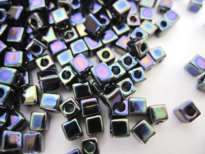スクエアビーズ　3㎜　ブラックAB つや有り