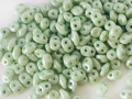 スーパーデュオビーズ2.5ｘ5ｍｍ（ライトグリーンラスター/チョーク）