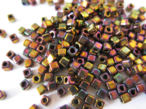 スクエアビーズ 1.8mm（メタリック/ゴールドアイリス）