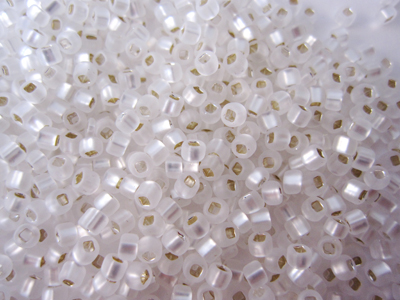 8/0 シードビーズ（マットクリア/シルバーライン）丸穴 10ｇ (Matsuno)