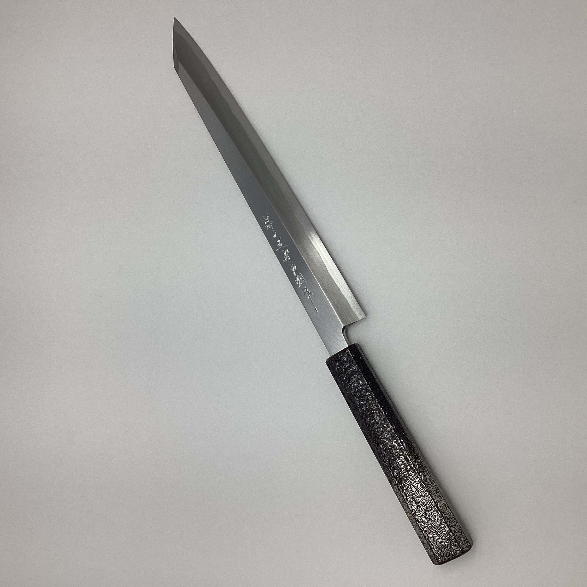 【ダイキチ】51 堺一文字吉國作 青二鋼 柳切付 240mm 漆塗垂銀柄