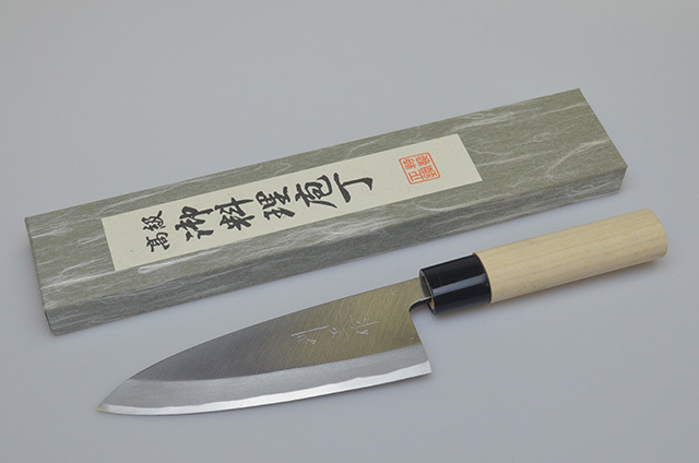 堺 包丁の福井の則正作 出刃包丁 150mm 左利き用は 魚をおろしたり ぶつ切りにしたり 鶏をさばいたりするのに使う包丁 です 刃が厚く頑丈な作りになっています