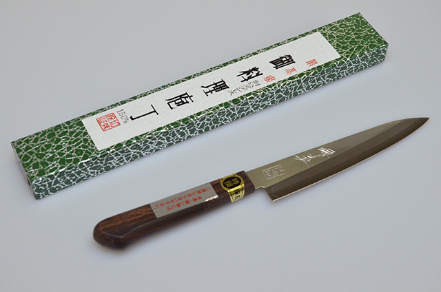 堺 包丁の山本刃剣の堺英 ペティナイフ 150mmは サイズが小さいので取り回しがしやすく 大きな包丁のように使っていて怖い と感じることがないのが特徴です 日常の料理であれば メイン包丁としても十分使えます