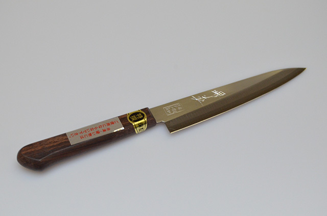 堺 包丁の山本刃剣の堺英 ペティナイフ 150mmは サイズが小さいので取り回しがしやすく 大きな包丁のように使っていて怖い と感じることがないのが特徴です 日常の料理であれば メイン包丁としても十分使えます