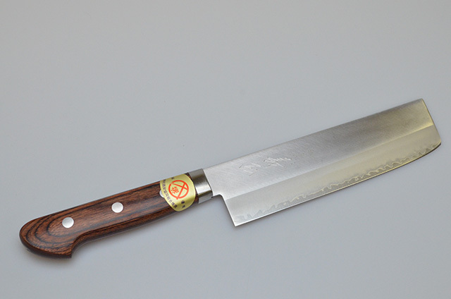 堺 包丁の山脇刃物製作所の薄刃包丁 160mmは、切れ味と安定性に