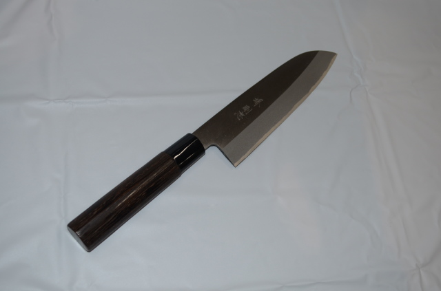 堺 包丁の八内刃物製作所の堺剛志 三徳包丁 180mmは 刃は薄く 野菜 肉 魚を一本で処理できます 鋼に安来白鋼を使用している為 手入れ を怠るとサビますが切れ味は抜群です