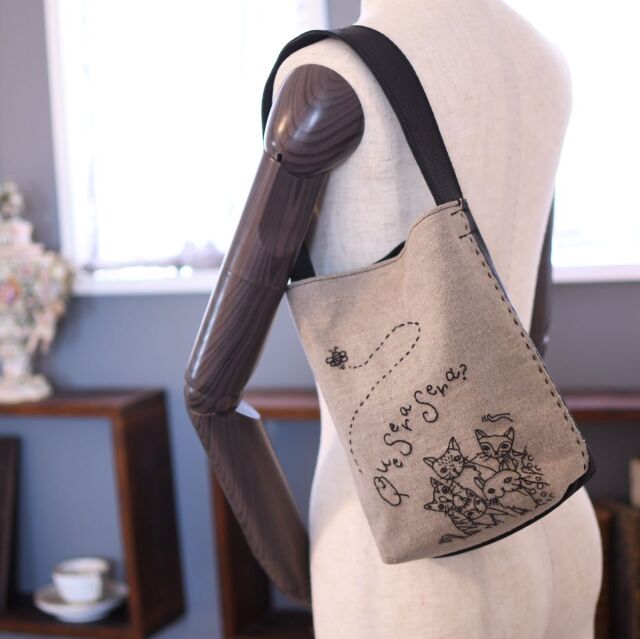 EMBRACE 手刺繍 Charlotte Neko（ネコ）