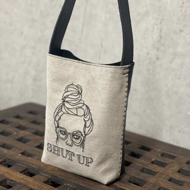 EMBRACE 手刺繍 Charlotte Neko（ネコ）