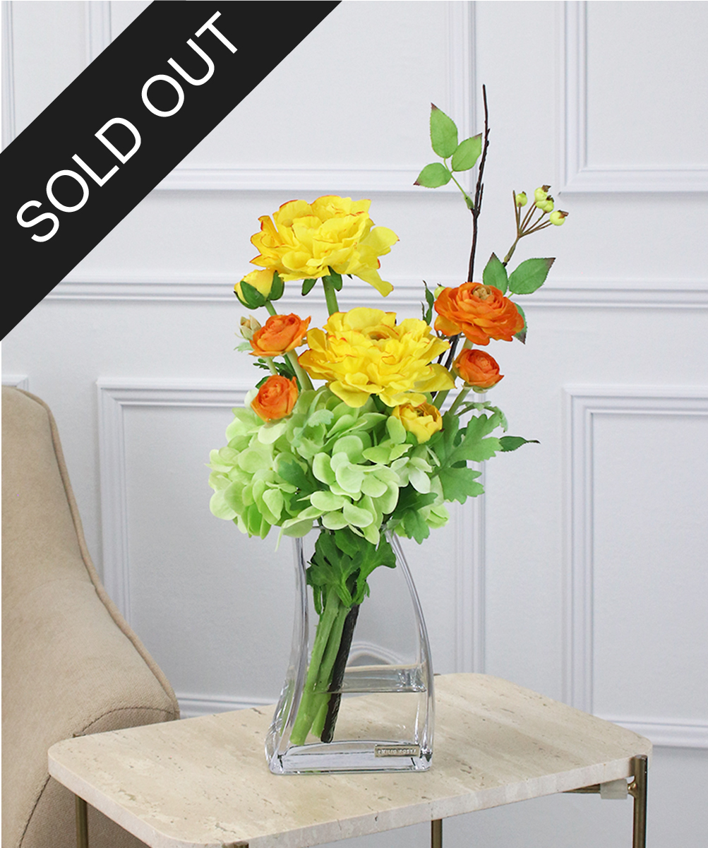 エミリオ・ロバ リアルで大胆なアーティフィシャルフラワーと精工でキャッチーなベース