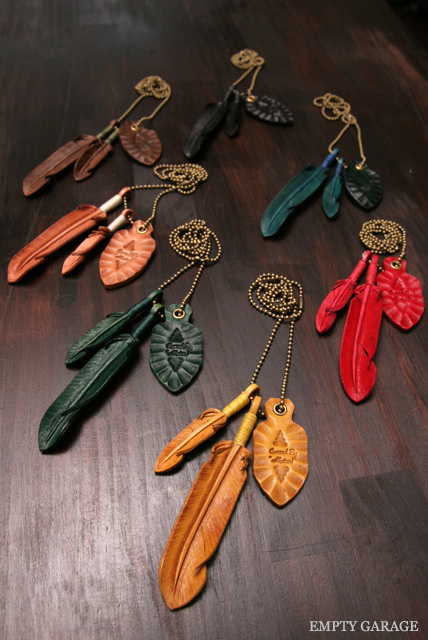 Rooster King & Co.　Carved Leather feather Necklace
