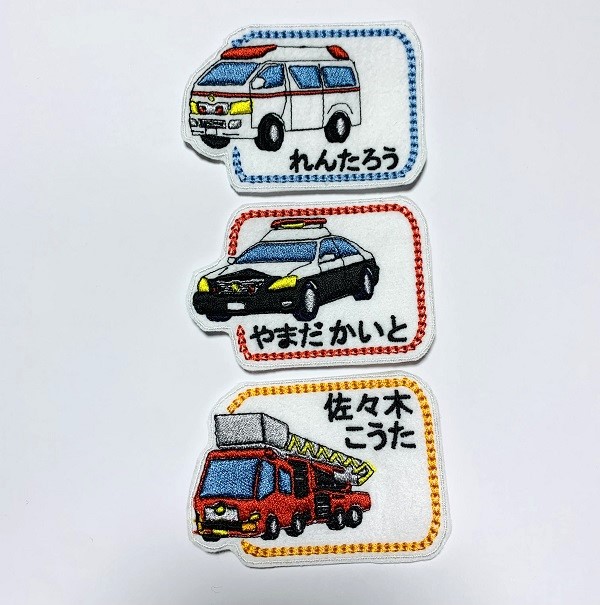 枠からはみ出た働く車