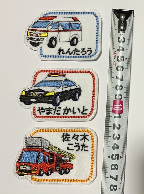 枠からはみ出た働く車