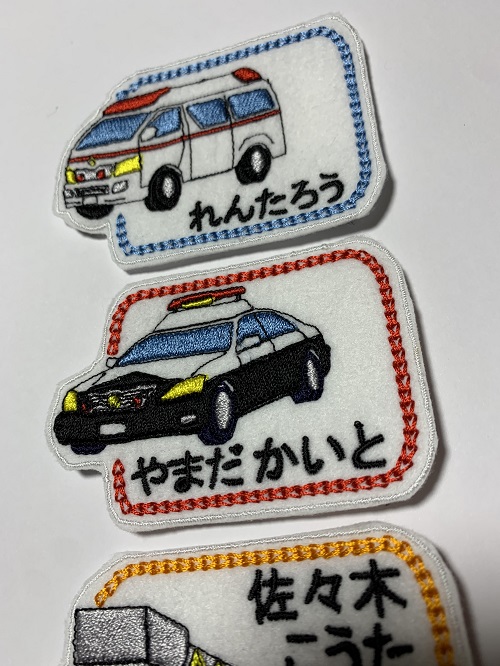 枠からはみ出た働く車