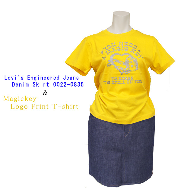 Levi'sデニムスカートとプリントTシャツ セットアップ