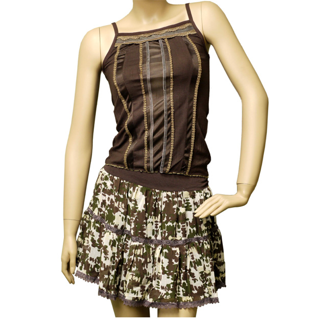 迷彩柄ミニスカートとキャミソールセットアップ
