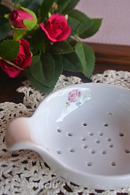 マニー ローズ陶器 ティーストレーナー【マニーと薔薇の雑貨のアン