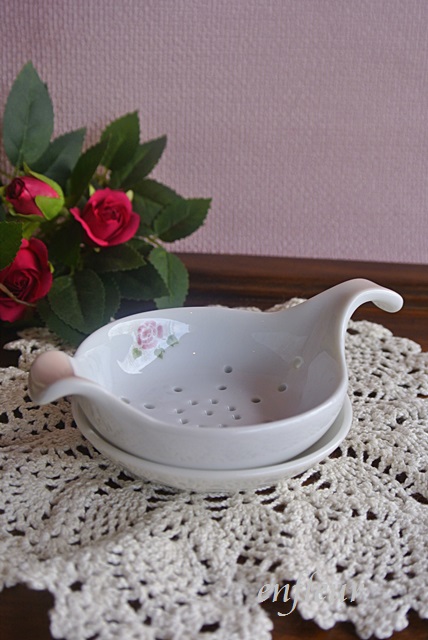 マニー ローズ陶器 ティーストレーナー【マニーと薔薇の雑貨のアン