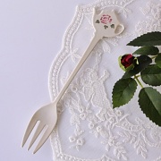 マニー　ローズホーロー　ティーポット型フォーク