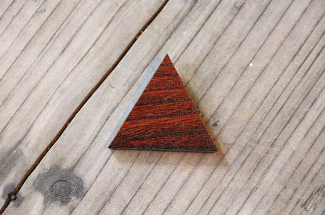 岩谷堂箪笥 漆塗り ブローチ 自然素材 木