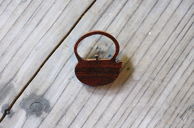 岩谷堂箪笥 漆塗り ブローチ 自然素材 木