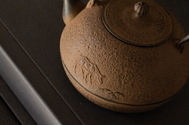 alt="南部鉄器・鹿鳴 角なし 山ノ頂×及富コラボ鉄瓶"
