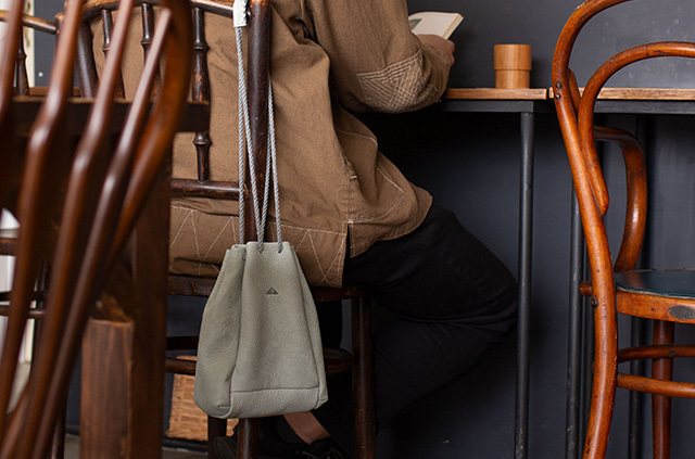 TESAGE　手提げ　鹿革　使用イメージ