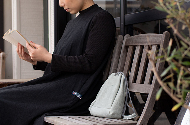 TESAGE　手提げ　鹿革　使用イメージ