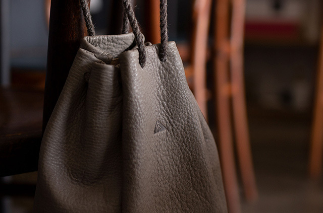 TESAGE　手提げ　鹿革　使用イメージ