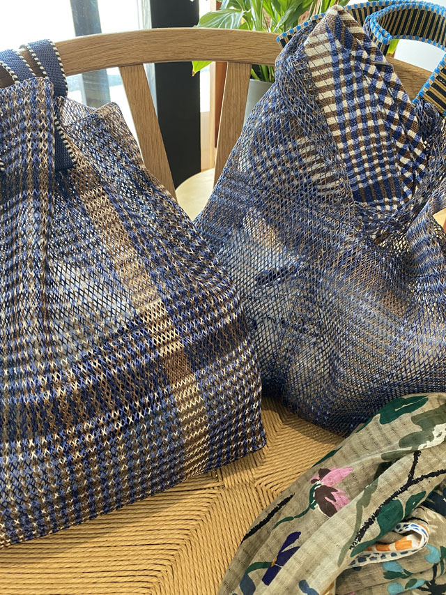 メッシュバッグ　トライアングル型(小）インポーチ付き　『チボリ公園のチェック柄』　