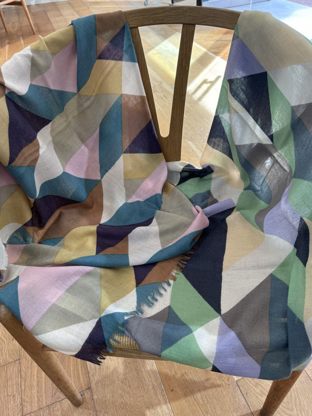 [ART] PAINTERS LINEN 　北欧モードな現代アート柄　 *スクエア型90cm* ＧＷ2464A