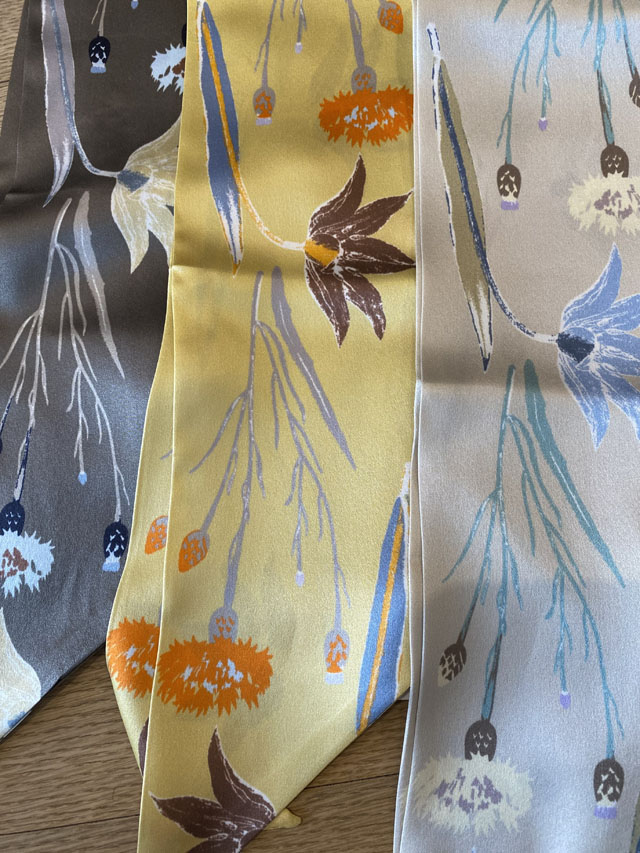 [FLORAL]　デンマークの古い植物図鑑　FLORA DANICA　*ツイリー型* シルクスカーフ LS2376