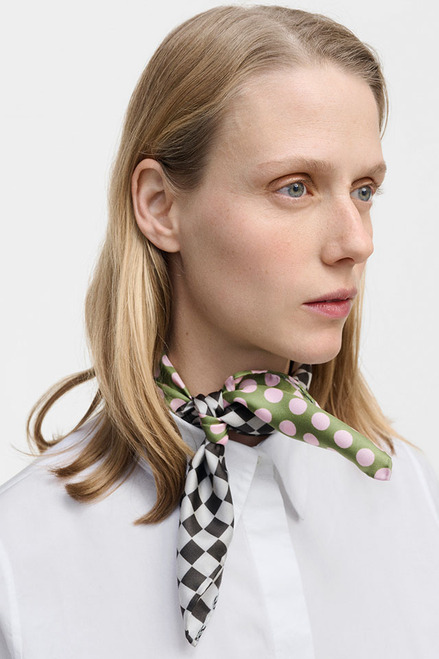 ［GRAPHIC] CIRCLE & SQUARE 北欧モードなサークル＆スクエア柄 シルクスカーフ *52角スクエア型* LS2638