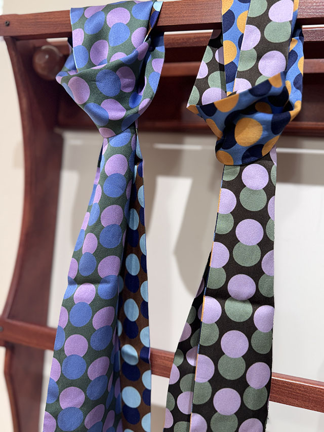 ［GRAPHIC]  CIRCLE PATTERN  北欧モードなサークル柄  シルクスカーフ *ツイリー型*  PW2546