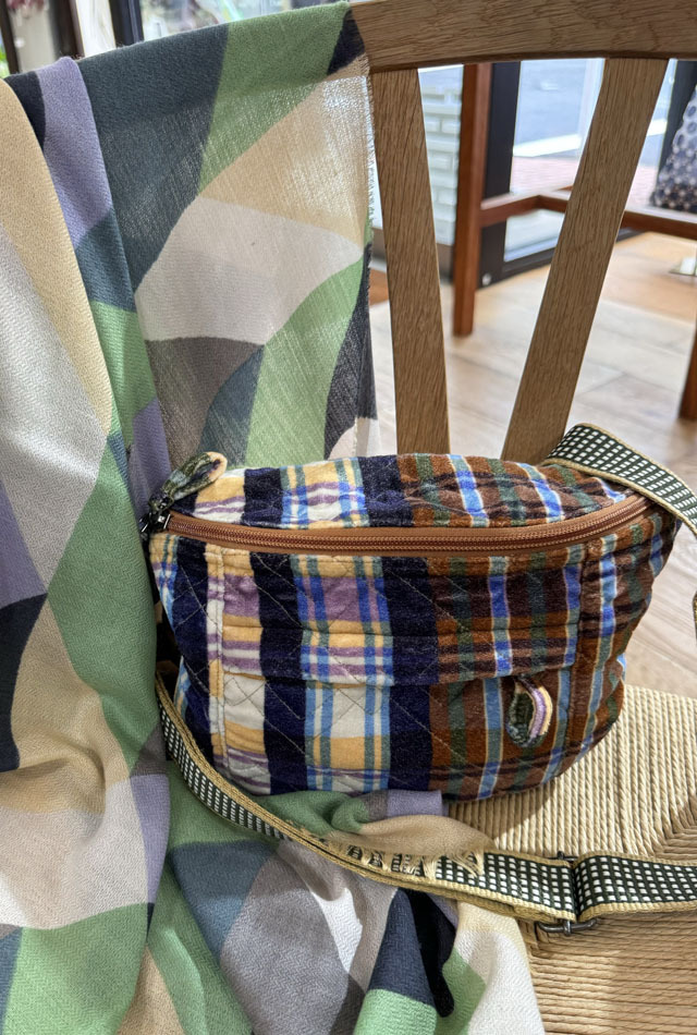 ベルベットボディバッグ『北欧チェックのコラージュ柄』SUW2401V-BANANA-M