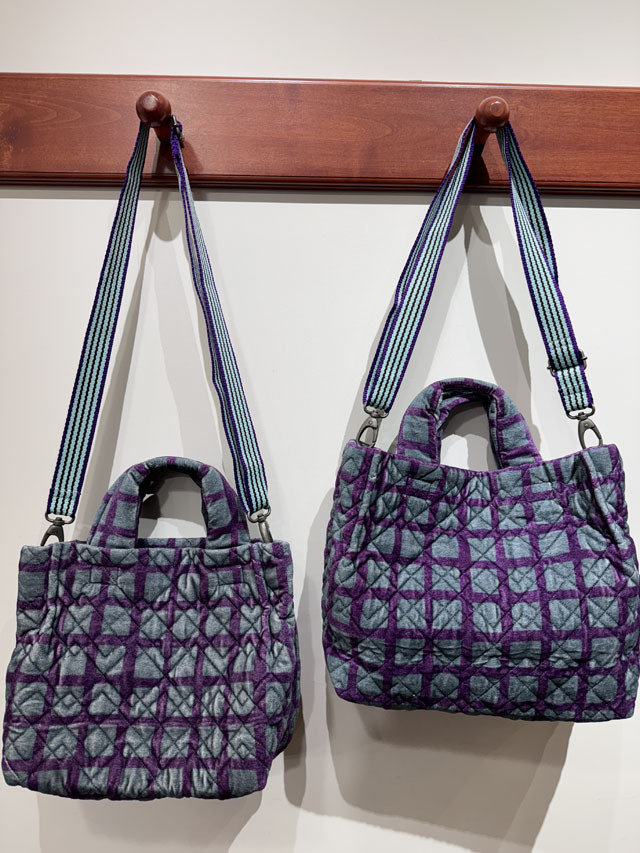 【TOTEME】ベベルサテンリストレット バッグ 洗練された逸品 ベルベットトートバッグ（小）『ウィンドウチェック柄』SUW2402