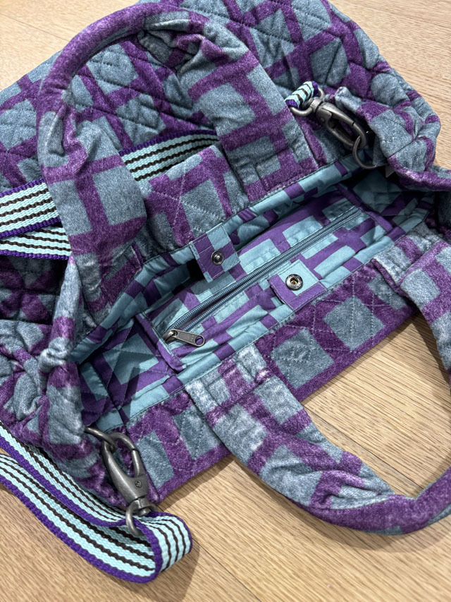 【TOTEME】ベベル サテンリストレットバッグ セレブ愛用バッグ ベルベットトートバッグ（小）『ウィンドウチェック柄』SUW2402