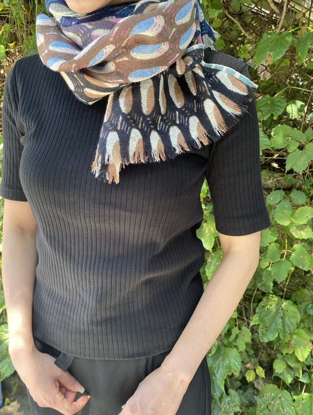 モダン　大胆　大輪花の図　モノトーン　3シーズン　洗練されたデザイン 新たにコレクションに加わった「CHARM 口金ショルダーバッグ」は